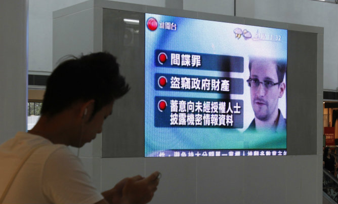 Edward Snowden en un monitor de noticias en Hong Kong Edward Snowden en un monitor de noticias en Hong Kong