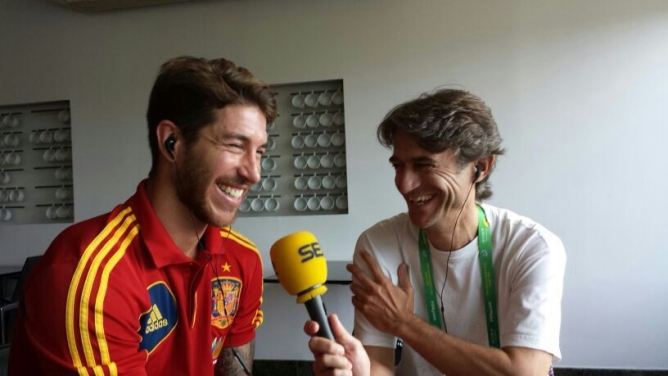 El lateral de la selección responde a las preguntas de 'El Larguero' El lateral de la selección responde a las preguntas de 'El Larguero'