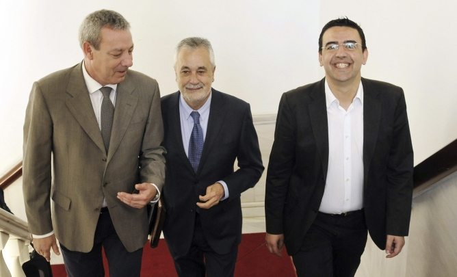 El presidente de la Junta de Andalucía, José Antonio Griñán, junto al portavoz parlamentario del grupo socialista, Francisco Álvarez de la Chica y el número dos del PSOE andaluz, Mario Jiménez, en el parlamento regional El presidente de la Junta de Andalucía, José Antonio Griñán, junto al portavoz parlamentario del grupo socialista, Francisco Álvarez de la Chica y el número dos del PSOE andaluz, Mario Jiménez, en el parlamento regional