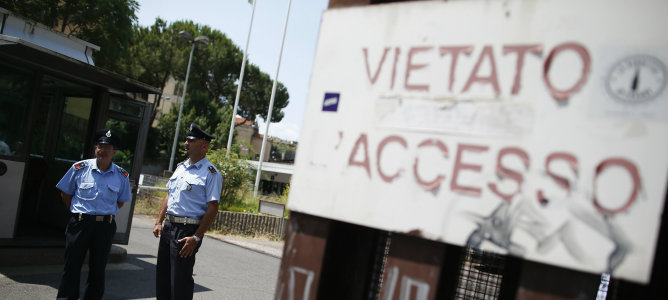 Los guardias de seguridad frente a la entrada del Palacio de Justicia en Roma este viernes Los guardias de seguridad frente a la entrada del Palacio de Justicia en Roma este viernes