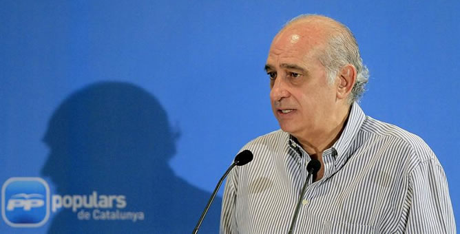 El ministro del Interior, Jorge Fernández Díaz, en el Fórum de Inmigración que el partido ha organizado en L'Hospitalet de Llobregat. El ministro del Interior, Jorge Fernández Díaz, en el Fórum de Inmigración que el partido ha organizado en L'Hospitalet de Llobregat.