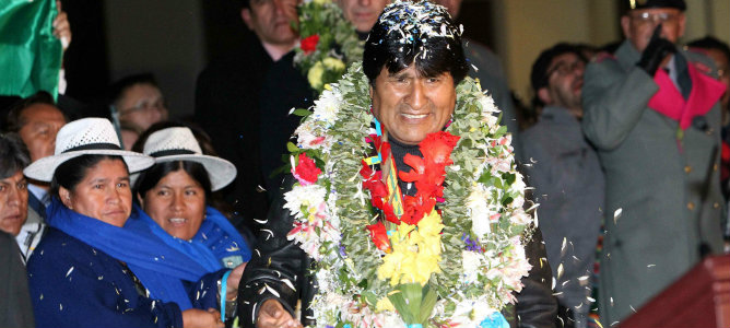 El presidente de Bolivia, Evo Morales, es recibido con flores a su llegada al aeropuerto de El Alto en La Paz (Bolivia). El presidente de Bolivia, Evo Morales, es recibido con flores a su llegada al aeropuerto de El Alto en La Paz (Bolivia).