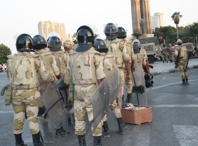 El ejército acordona el acceso a la plaza de Tahrir El ejército acordona el acceso a la plaza de Tahrir