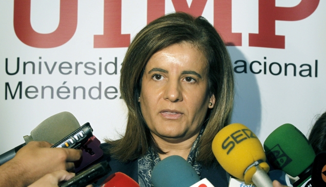 La ministra de empleo y Seguridad Social, Fátima Báñez, realiza unas declaraciones a su llegada a la Universidad Internacional Menéndez Pelayo La ministra de empleo y Seguridad Social, Fátima Báñez, realiza unas declaraciones a su llegada a la Universidad Internacional Menéndez Pelayo