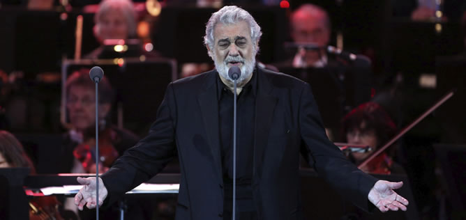El tenor español Plácido Domingo interpreta un tema durante el festival al aire libre Loreley en St. Goarshausen, Alemania El tenor español Plácido Domingo interpreta un tema durante el festival al aire libre Loreley en St. Goarshausen, Alemania