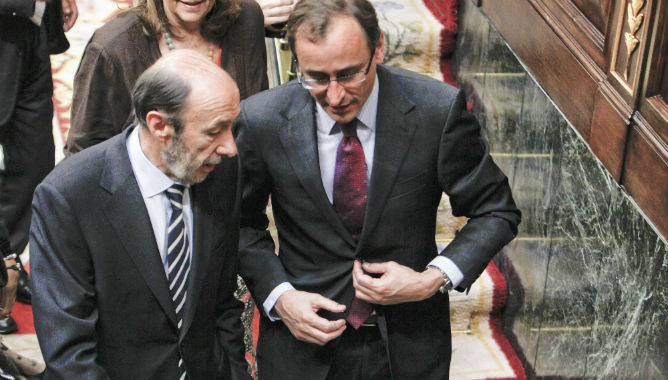 Alfredo Pérez Rubalcaba, líder del PSOE ha criticado al portavoz del PP, Alfonso Alonso que su grupo piese que la oposición le está haciendo el juego a Bárcenas cuando ha afirmado que sí es un delincuente pero un delincuente del partido popular. Alfredo Pérez Rubalcaba, líder del PSOE ha criticado al portavoz del PP, Alfonso Alonso que su grupo piese que la oposición le está haciendo el juego a Bárcenas cuando ha afirmado que sí es un delincuente pero un delincuente del partido popular.