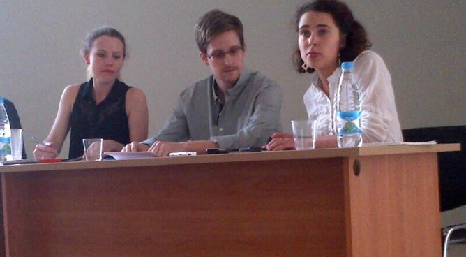 Edward Snowden, junto con Sarah Harrison de WikiLeaks (izquierda) en una reunión con defensores de los derechos humanos en el aeropuerto de Moscú Edward Snowden, junto con Sarah Harrison de WikiLeaks (izquierda) en una reunión con defensores de los derechos humanos en el aeropuerto de Moscú