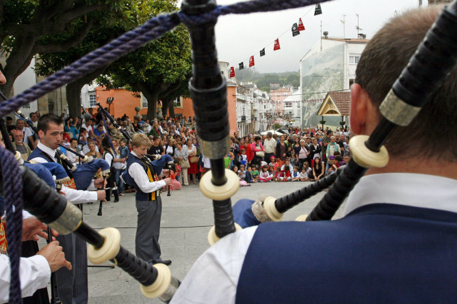La banda Bagad Glazick Kemper de Bretaña actúa en la Plaza Isabel II de Ortigueira como inauguración del 29 Festival del Mundo Celta de Ortigueira La banda Bagad Glazick Kemper de Bretaña actúa en la Plaza Isabel II de Ortigueira como inauguración del 29 Festival del Mundo Celta de Ortigueira