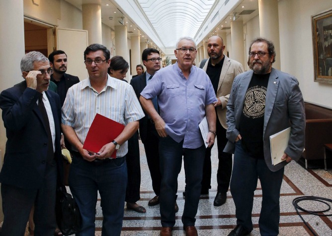 Cayo Lara junto a Chesús Yuste Cabello, José Luis Centella y Gaspar Llamazares en el momento en que los once diputados de la Izquierda Plural han abandonado el pleno del Congreso Cayo Lara junto a Chesús Yuste Cabello, José Luis Centella y Gaspar Llamazares en el momento en que los once diputados de la Izquierda Plural han abandonado el pleno del Congreso