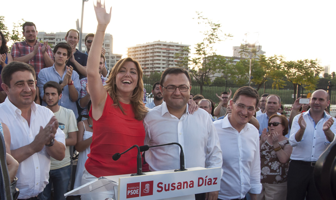 Susana Díaz saluda en un acto público en Sevilla tras haber sido la única de los aspirantes a la carrera de las primarias para elegir al candidato del PSOE a la Presidencia de la Junta que ha conseguido los avales Susana Díaz saluda en un acto público en Sevilla tras haber sido la única de los aspirantes a la carrera de las primarias para elegir al candidato del PSOE a la Presidencia de la Junta que ha conseguido los avales
