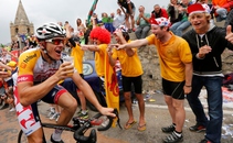 Adam Hansen ha protagonizado la imagen curiosa de la etapa 18 del Tour entre Gap y el Alpe d'Huez al ser fotografiado con una cerveza en su brazo derecho Adam Hansen ha protagonizado la imagen curiosa de la etapa 18 del Tour entre Gap y el Alpe d'Huez al ser fotografiado con una cerveza en su brazo derecho