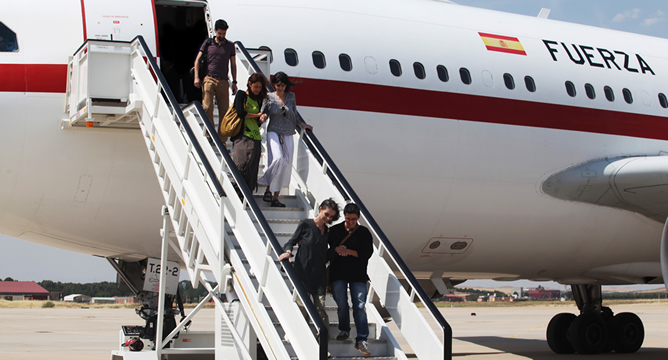 Este viernes, tras 21 meses secuestradas, han llegado a Madrid Blanca Thiebaut (parte alta de la escalera del avión y con falda blanca) y Montserrat Serra (en la parte baja de la escalera vestida de gris y marrón) en un avión de la Fuerza Aérea junto a miembros de Médicos Sin Fronteras. Este viernes, tras 21 meses secuestradas, han llegado a Madrid Blanca Thiebaut (parte alta de la escalera del avión y con falda blanca) y Montserrat Serra (en la parte baja de la escalera vestida de gris y marrón) en un avión de la Fuerza Aérea junto a miembros de Médicos Sin Fronteras.