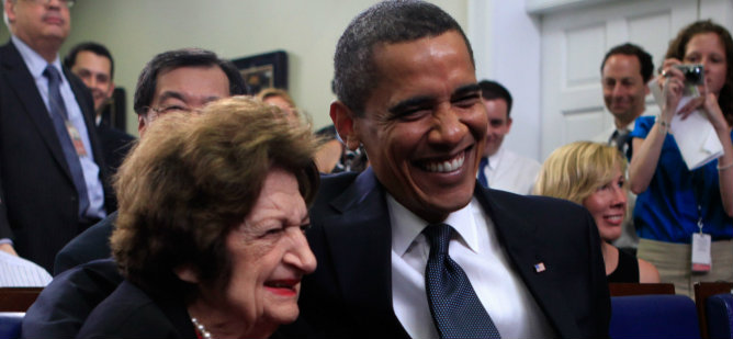 Helen Thomas junto al presidente de Estados Unidos, Barack Obama, en la celebración del cumpleaños de ambos Helen Thomas junto al presidente de Estados Unidos, Barack Obama, en la celebración del cumpleaños de ambos