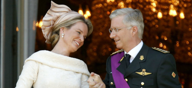Los nuevos monarcas, Matilde y Felipe de Bélgica, saludan a la población desde el balcón del Palacio Real después de su toma de posesión Los nuevos monarcas, Matilde y Felipe de Bélgica, saludan a la población desde el balcón del Palacio Real después de su toma de posesión