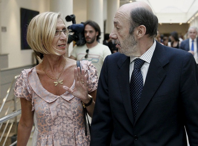 Rosa Díez y Rubalcaba conversan en los pasillos del Congreso Rosa Díez y Rubalcaba conversan en los pasillos del Congreso