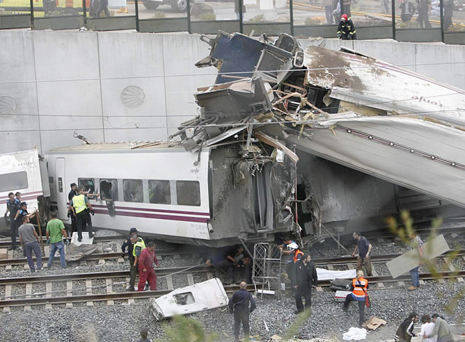 Vagones volcados del tren siniestrado cerca de Santiago de Compostela Vagones volcados del tren siniestrado cerca de Santiago de Compostela