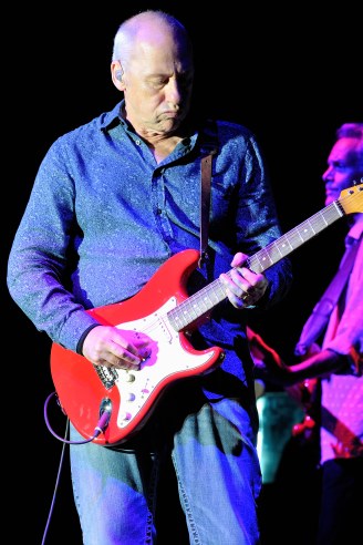 Mark Knopfler, a la guitarra, en su concierto del Poble Espanyol de Barcelona Mark Knopfler, a la guitarra, en su concierto del Poble Espanyol de Barcelona