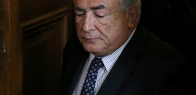 El ex jefe del FMI, Dominique Strauss-Kahn, en los tribunales de París después de una audiencia El ex jefe del FMI, Dominique Strauss-Kahn, en los tribunales de París después de una audiencia