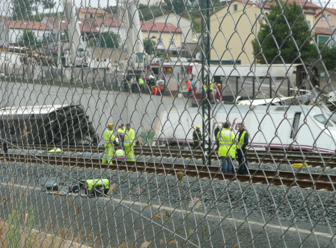 Efectivos policiales trabajan en las labores de investigación del tren siniestrado en Santiago Efectivos policiales trabajan en las labores de investigación del tren siniestrado en Santiago