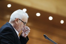 Cayo Lara bebe agua durante su intervención hoy en el pleno del Congreso Cayo Lara bebe agua durante su intervención hoy en el pleno del Congreso
