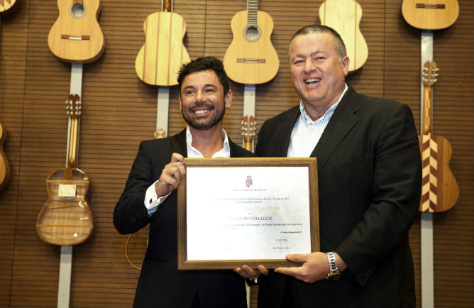 Miguel Poveda recibe el título de Hijo Adoptivo de La Unión de manos del alcalde de La Unión, Francisco Bernabé Miguel Poveda recibe el título de Hijo Adoptivo de La Unión de manos del alcalde de La Unión, Francisco Bernabé