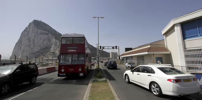 Varios vehículos cruzan el aeropuerto del Peñon este martes Varios vehículos cruzan el aeropuerto del Peñon este martes