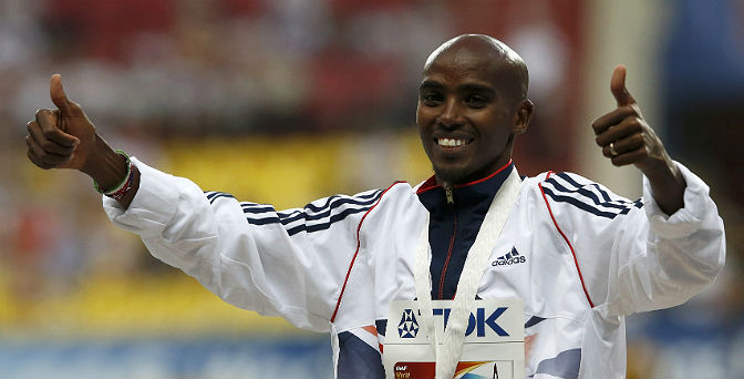 Mo Farah posa con su medalla de oro Mo Farah posa con su medalla de oro