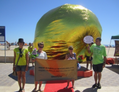 Una burbuja gigante señala en la Malvarrosa la destrucción del litoral valenciano Una burbuja gigante señala en la Malvarrosa la destrucción del litoral valenciano