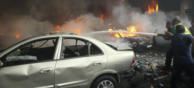 Miembros de Protección Civil extinguen el fuego en el lugar de la explosión Miembros de Protección Civil extinguen el fuego en el lugar de la explosión