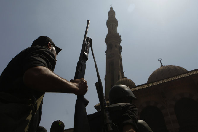 Tras el anuncio de una semana de movilizaciones, los Hermanos Musulmanes se atrincheran en una mezquita del Cairo como símbolo de sus protestas. Tras el anuncio de una semana de movilizaciones, los Hermanos Musulmanes se atrincheran en una mezquita del Cairo como símbolo de sus protestas.