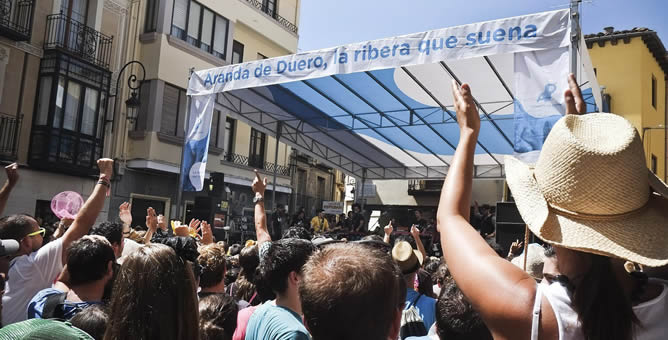 El festival Sonorama se cierra tras la actuación de unos cuarenta grupos que han interpretado música con las últimas tendencias del pop-rock El festival Sonorama se cierra tras la actuación de unos cuarenta grupos que han interpretado música con las últimas tendencias del pop-rock