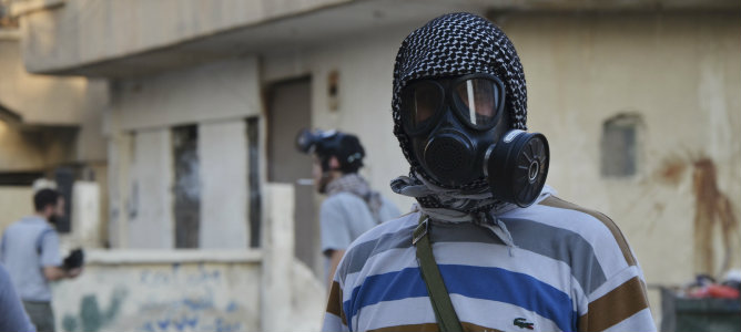 Un activista lleva una máscara de gas en la zona en la que dicen que se utilizaron armas químicas por las fuerzas leales de Bashar Al- Assad Un activista lleva una máscara de gas en la zona en la que dicen que se utilizaron armas químicas por las fuerzas leales de Bashar Al- Assad