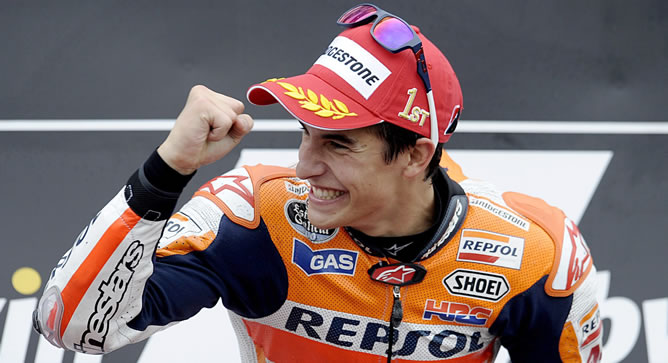 El piloto de Honda celebra su triunfo en el Gran Premio de la República Checa. El piloto de Honda celebra su triunfo en el Gran Premio de la República Checa.
