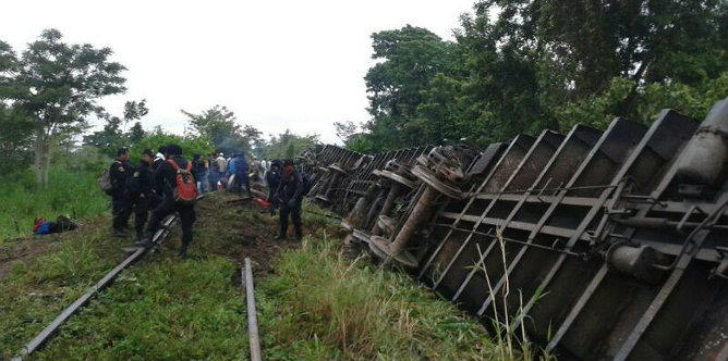 Vista del descarrilamiento del tren de carga conocido como 'La Bestia' y usado por inmigrantes para cruzar ilegalmente el país hasta EE UU Vista del descarrilamiento del tren de carga conocido como 'La Bestia' y usado por inmigrantes para cruzar ilegalmente el país hasta EE UU