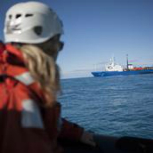 Un activista de Greenpeace realiza una protesta pacífica a bordo de una zodiac Un activista de Greenpeace realiza una protesta pacífica a bordo de una zodiac