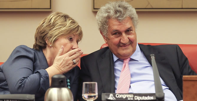 El presidente del Congreso, Jesús Posada, conversa con la diputada del Partido Popular Celia Villalobos, durante la reunión de la Diputación Permanente del Congreso de los Diputados El presidente del Congreso, Jesús Posada, conversa con la diputada del Partido Popular Celia Villalobos, durante la reunión de la Diputación Permanente del Congreso de los Diputados