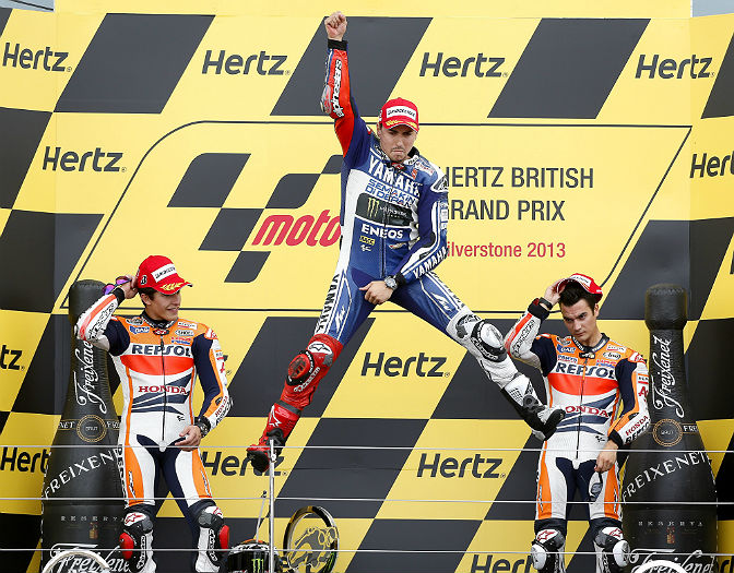 Lorenzo celebra su victoria en el podio, junto a Márquez y Pedrosa Lorenzo celebra su victoria en el podio, junto a Márquez y Pedrosa
