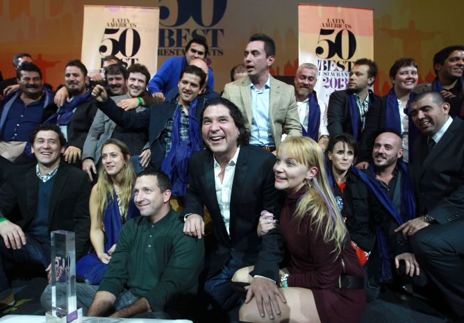El chef peruano Gastón Acurio y su esposa, Astrid Gutsche, celebran la elección del restaurante 'Astrid y Gastón como el mejor de Latinoamérica, en la gala organizada por la revista británica Restaurant y celebrada en Lima. El chef peruano Gastón Acurio y su esposa, Astrid Gutsche, celebran la elección del restaurante 'Astrid y Gastón como el mejor de Latinoamérica, en la gala organizada por la revista británica Restaurant y celebrada en Lima.