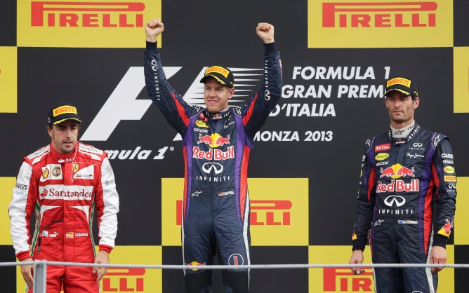 El alemán Sebastian Vettel en el podio con Alonso, segundo, y Webber, tercero El alemán Sebastian Vettel en el podio con Alonso, segundo, y Webber, tercero