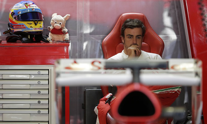 El piloto español de Ferrari, durante los entrenamientos del GP de Italia disputado en Monza en el que se impuso Sebastian Vettel. El piloto español de Ferrari, durante los entrenamientos del GP de Italia disputado en Monza en el que se impuso Sebastian Vettel.