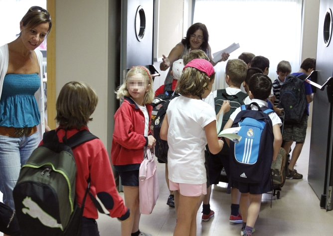 Alumnos y profesoras, esta mañana, a la entrada de las aulas del colegio Gabriela Mistral de Madrid. Un total de 1.137.121 alumnos de la Comunidad de Madrid inician esta semana el curso escolar Alumnos y profesoras, esta mañana, a la entrada de las aulas del colegio Gabriela Mistral de Madrid. Un total de 1.137.121 alumnos de la Comunidad de Madrid inician esta semana el curso escolar