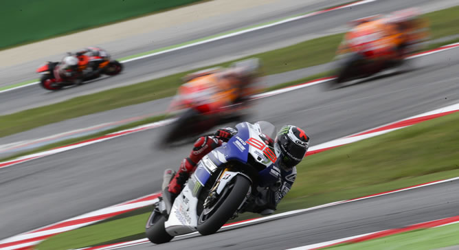 Jorge Lorenzo por delante de las motos de Márquez y Pedrosa. Jorge Lorenzo por delante de las motos de Márquez y Pedrosa.