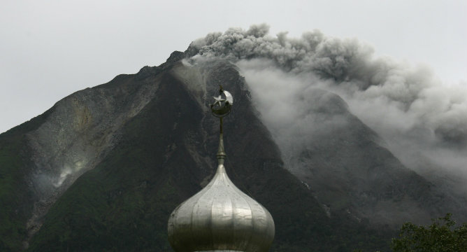 El volcán Sinabung, que ha entrado en erupción, se encuentra cerca de una mezquita en el distrito de Karo El volcán Sinabung, que ha entrado en erupción, se encuentra cerca de una mezquita en el distrito de Karo