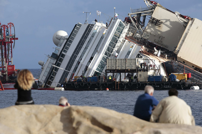 La expectación por la operación de reflote del crucero ha convocado a más de 500 periodistas procedentes de todo el mundo La expectación por la operación de reflote del crucero ha convocado a más de 500 periodistas procedentes de todo el mundo