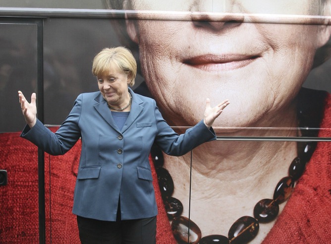 Angela Merkel, posa delante de su autobús durante un acto de campaña electoral en Berlín Angela Merkel, posa delante de su autobús durante un acto de campaña electoral en Berlín