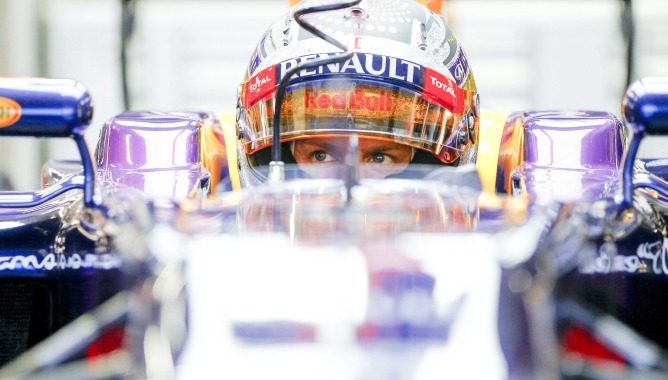 Sebastian Vettel, concentrado en su monoplaza Sebastian Vettel, concentrado en su monoplaza