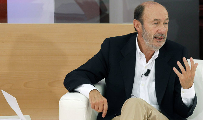 El secretario general del PSOE, Alfredo Rubalcaba, durante su intervención este domingo en el 'Diálogo sobre como ganarse el conocimiento' El secretario general del PSOE, Alfredo Rubalcaba, durante su intervención este domingo en el 'Diálogo sobre como ganarse el conocimiento'