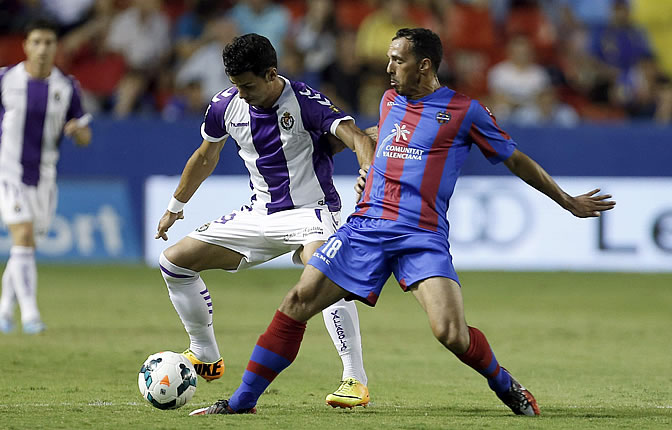 Baba Diawara lucha un balón con el defensa serbio del Real Valladolid Antonio Rukavina Baba Diawara lucha un balón con el defensa serbio del Real Valladolid Antonio Rukavina