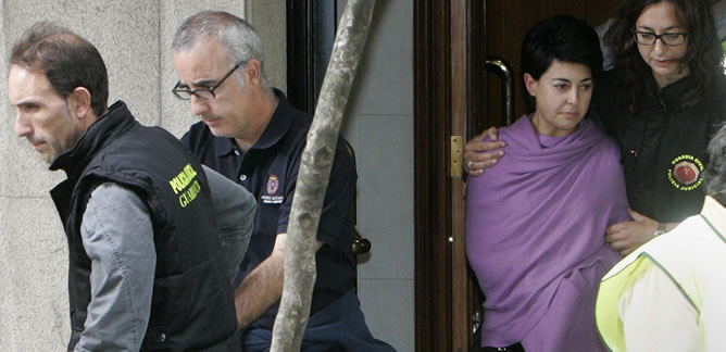 La Policía Judicial ha finalizado la toma de pruebas en el piso de la madre de la niña fallecida de forma violenta en un municipio cercano a Santiago el pasado fin de semana. La Policía Judicial ha finalizado la toma de pruebas en el piso de la madre de la niña fallecida de forma violenta en un municipio cercano a Santiago el pasado fin de semana.