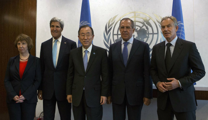 La Alta Representante de la UE Catherine Ashton junto al secretario de Estado de EEUU John Kerry, el secretario general de la ONU Ban Ki-moon, el canciller de Rusia Sergey Lavrov y el enviado oficial de la ONU para Oriente Medio, Toni Blair antes de la reunión de la Asamblea general de la ONU La Alta Representante de la UE Catherine Ashton junto al secretario de Estado de EEUU John Kerry, el secretario general de la ONU Ban Ki-moon, el canciller de Rusia Sergey Lavrov y el enviado oficial de la ONU para Oriente Medio, Toni Blair antes de la reunión de la Asamblea general de la ONU